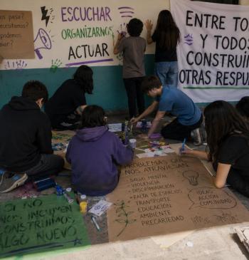 Carta a las adolescencias que siguen defendiendo lo colectivo 